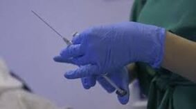 Injecție în mâinile unui medic