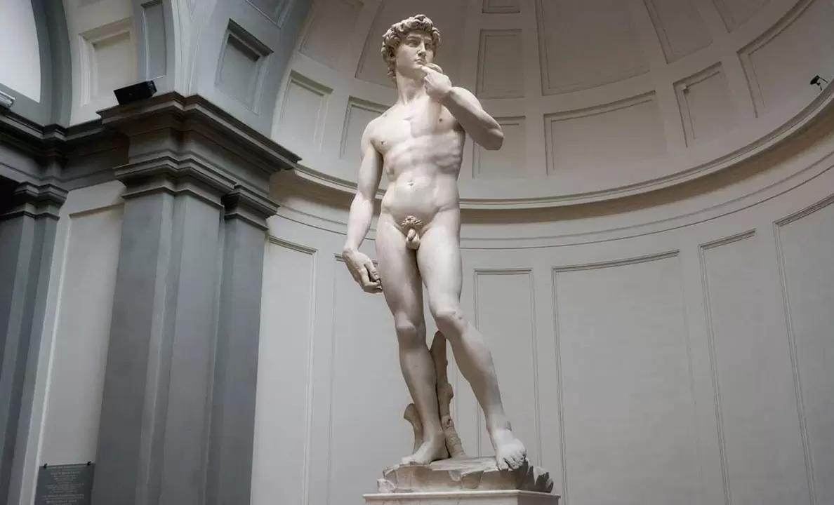 statuia bărbatului gol și mărirea penisului